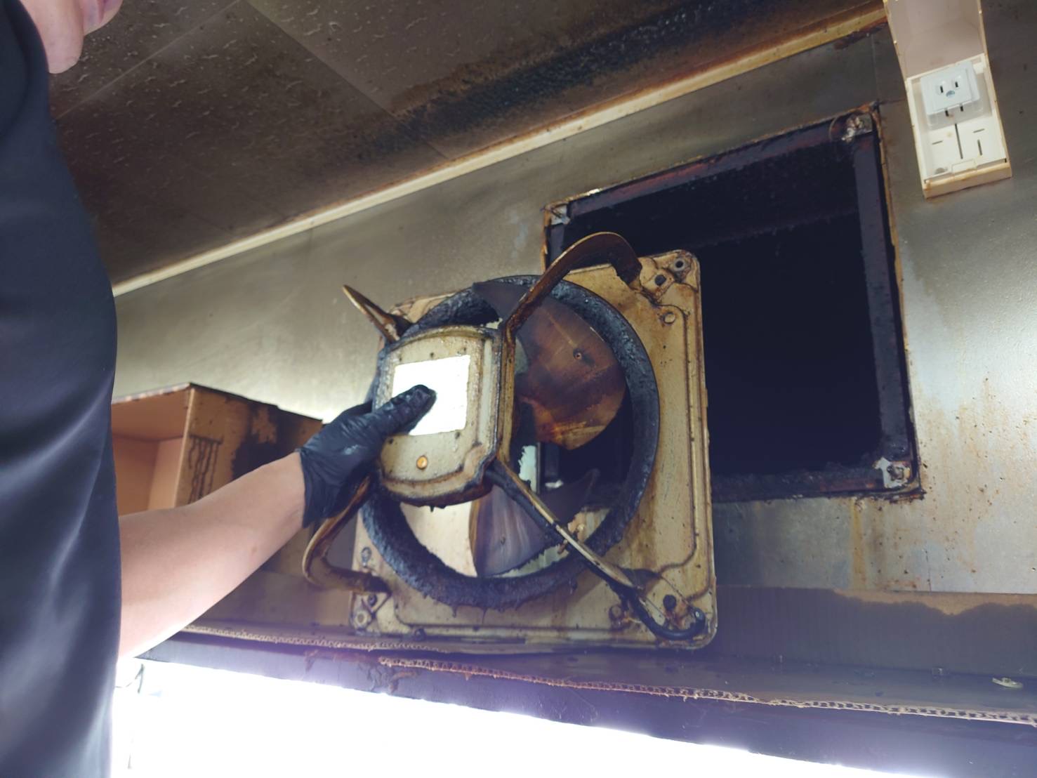 茅ヶ崎　ラーメン店　有圧換気扇交換作業